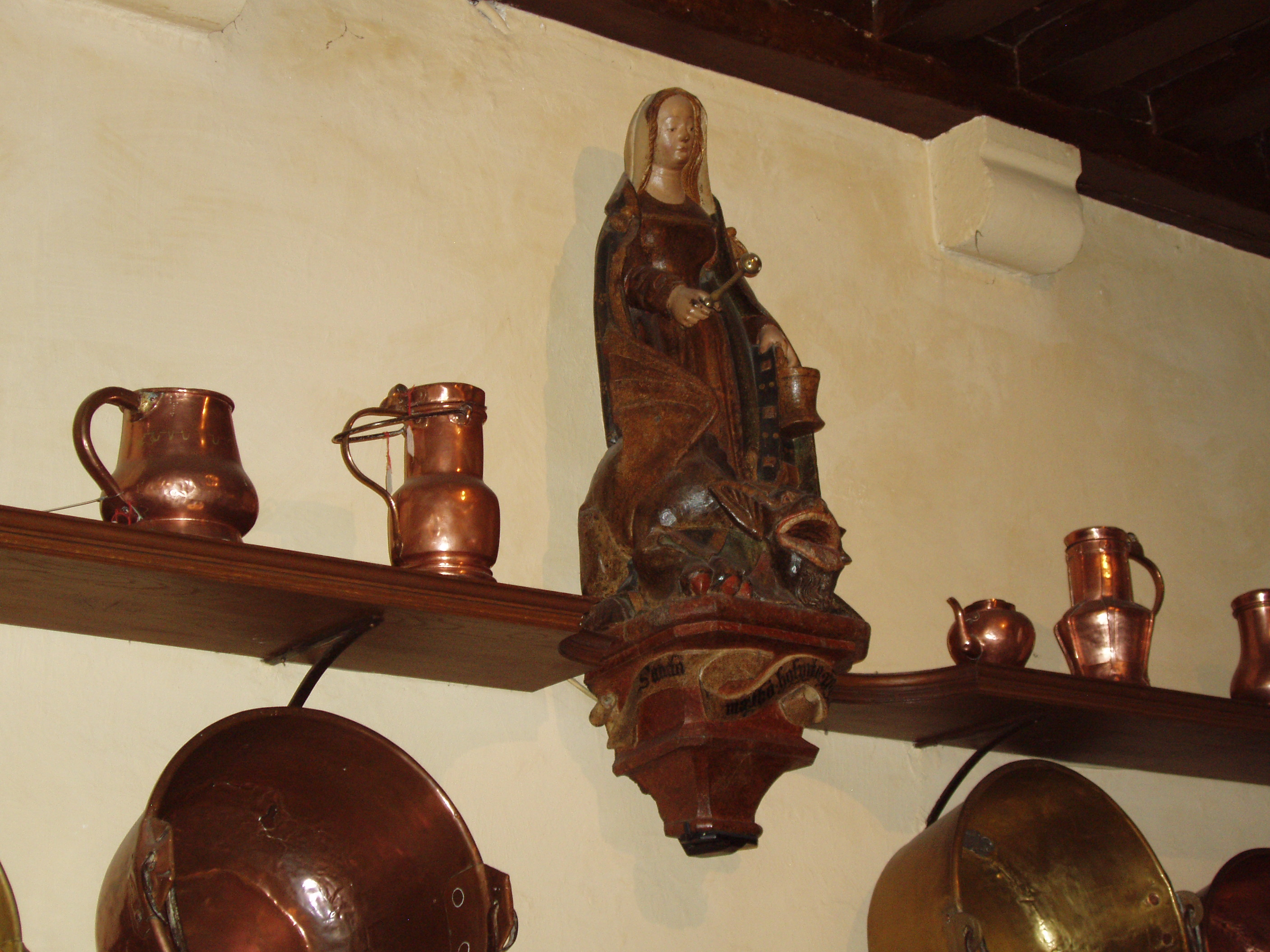 (statua della Santa nella cucina dell’Hotel Dieu di Beaune, in Borgogna).