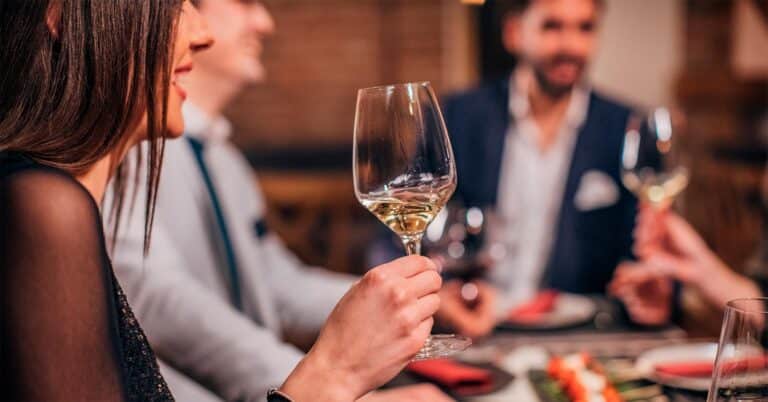 A tavola con gli amici: in quale formazione?