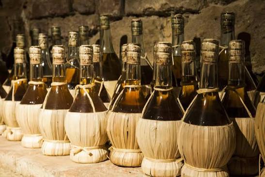 Anfore, botti e bottiglie: la cultura del vino attraverso i suoi contenitori